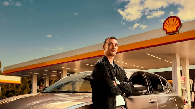 Lionel Scaloni con una estación Shell de fondo.