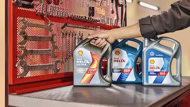 Botellas de lubricante Shell Helix.