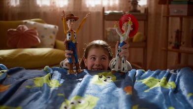 Niña jugando con Woody y Jessie de Toy Story 5
