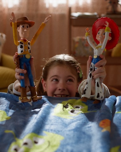 Niña jugando con Woody y Jessie de Toy Story 5