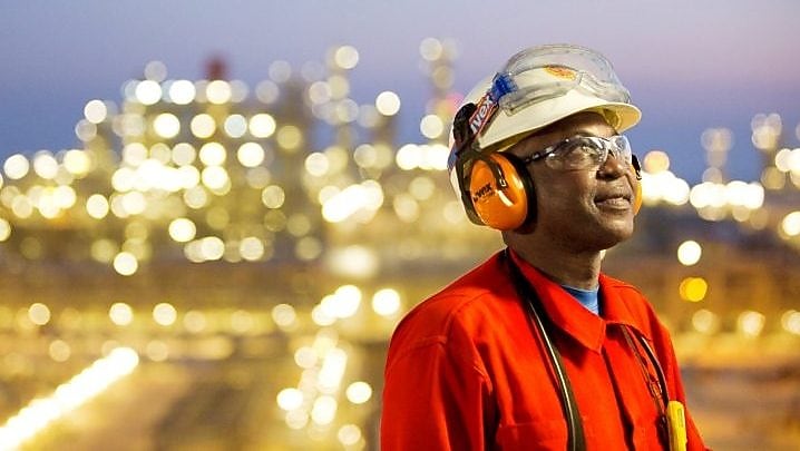 Empleado en la planta de liquefacción (GTL)