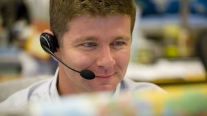Hombre trabajando en un call center
