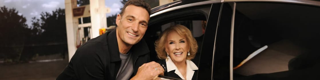 Lionel Scaloni posando para una foto con Mirtha Legrand