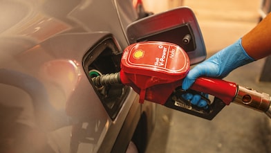 Experto cargando combustible Shell V-Power en auto.