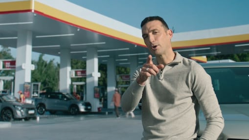 Lionel Scaloni hablando con una estación Shell de fondo.