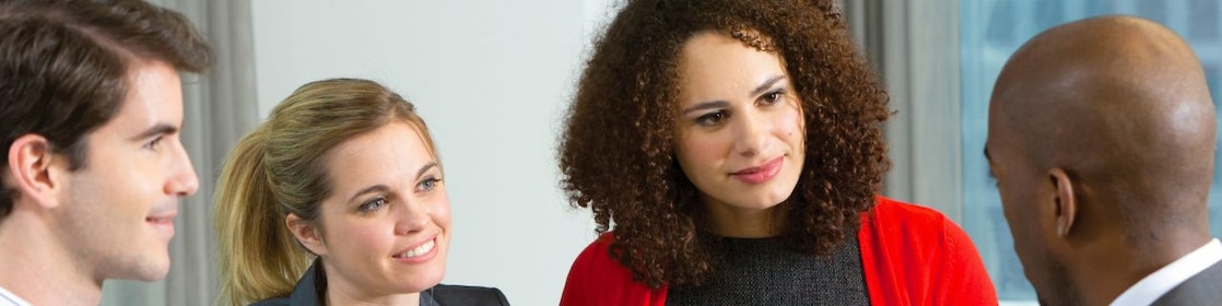 Cuatro empleados de Shell en una reunión