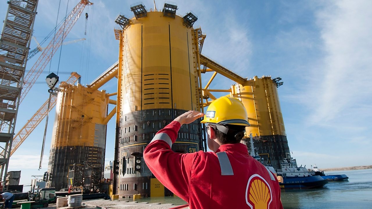 Ingeniero observando una plataforma en construcción