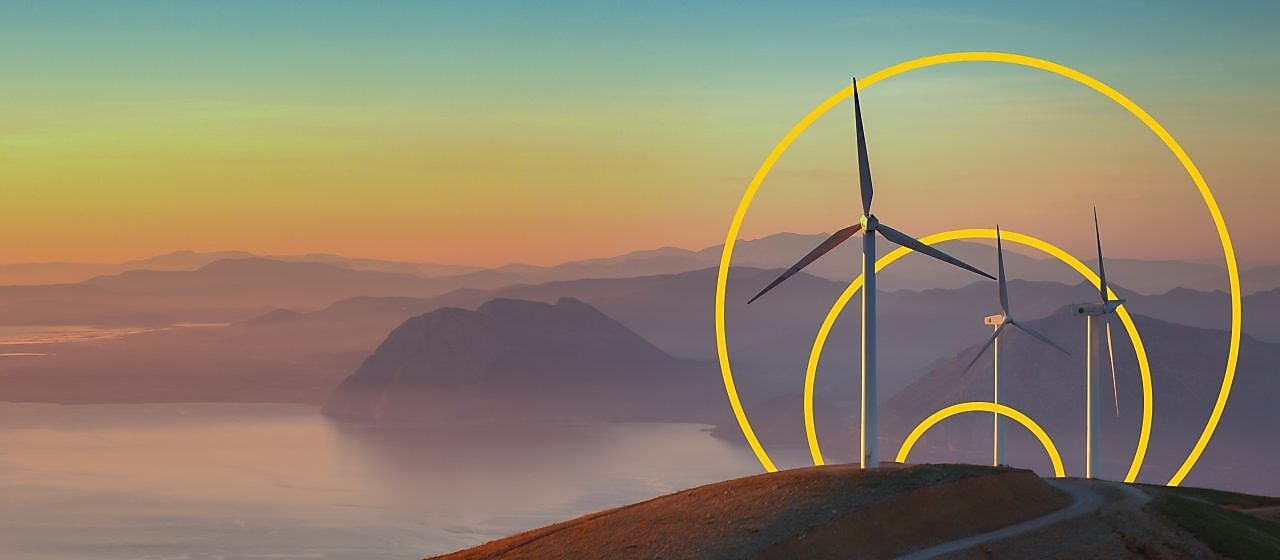 Foto de tres turbinas eólicas en una colina con un esquema del gráfico Lograr cero emisiones netas