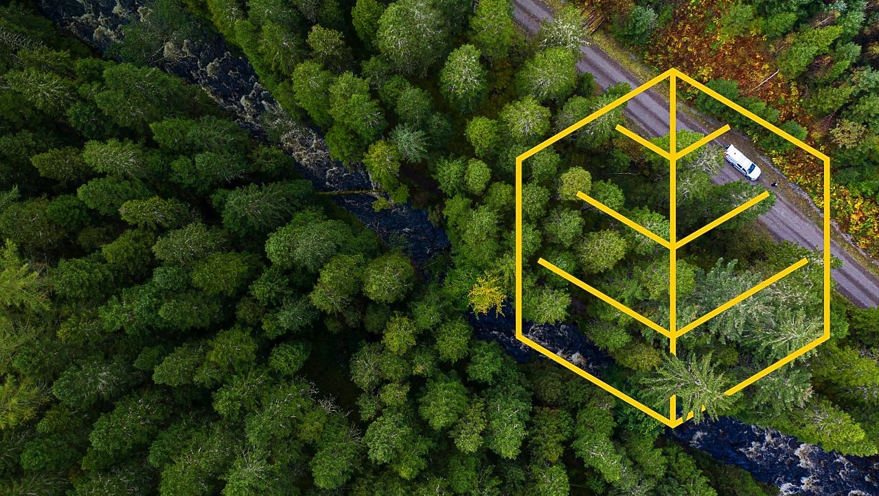 Vista aérea de un río y un camión blanco en una ruta en un bosque de pinos con un gráfico de Respetando la naturaleza