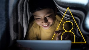 Foto de un niño mirando una tablet con el gráfico de Impulsando vidas