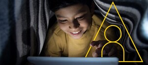 Foto de un niño mirando una tablet con el gráfico de Impulsando vidas