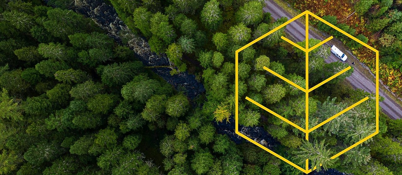 Vista aérea de un río y un camión blanco en una ruta en un bosque de pinos con un gráfico de Respetando la naturaleza
