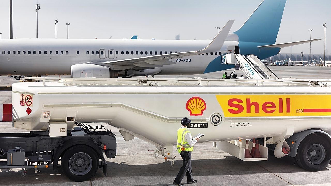 Camión de Shell al lado del avión a ser abastecido