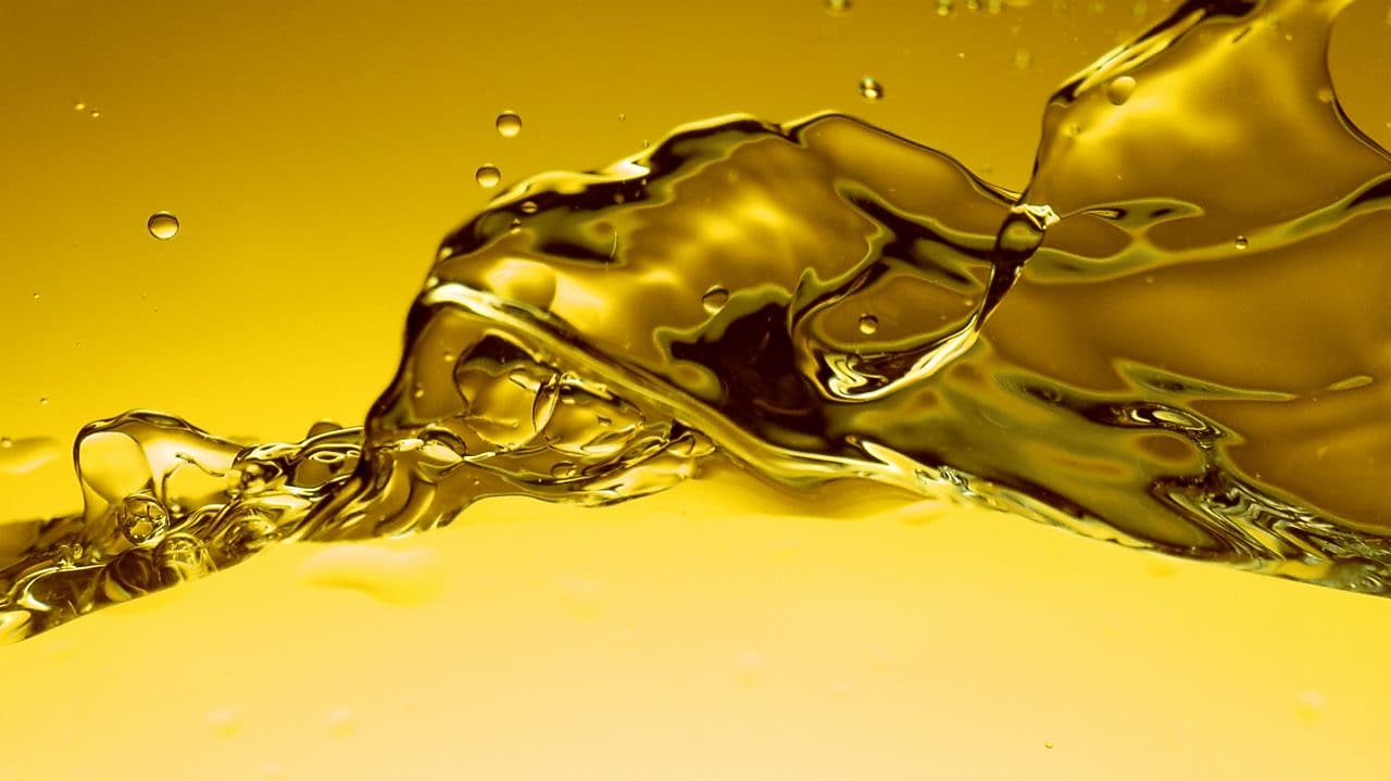 Salpicadura de lubricantes en tonos amarillo y dorado