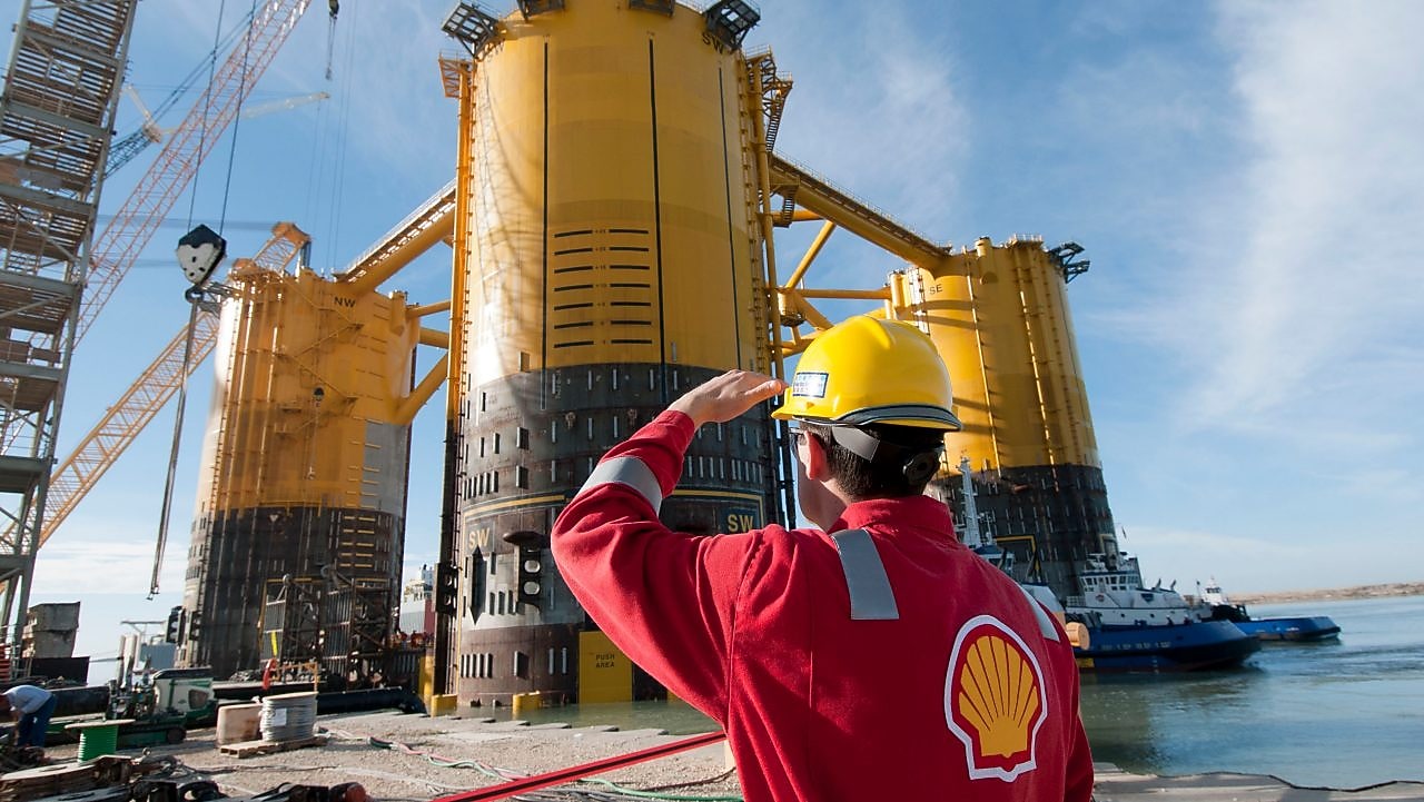 Ingeniero observando una plataforma en construcción