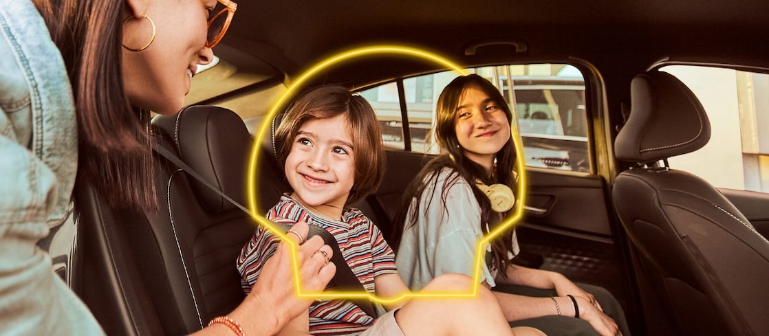 imágenes de una familia disfrutando en su auto. Están en una estación Shell y rodeados de un pecten neon. 