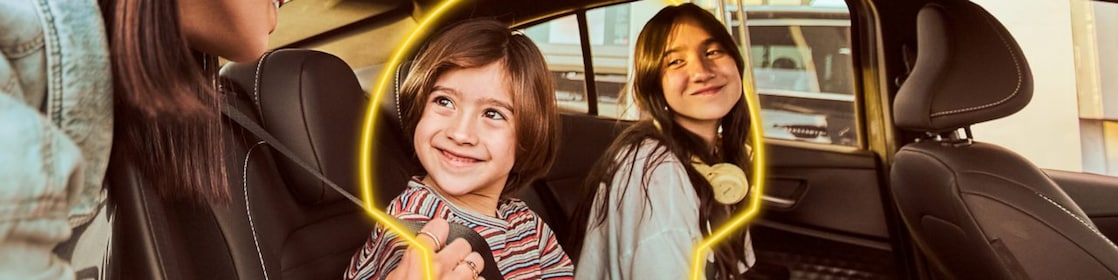 imágenes de una familia disfrutando en su auto. Están en una estación Shell y rodeados de un pecten neon.