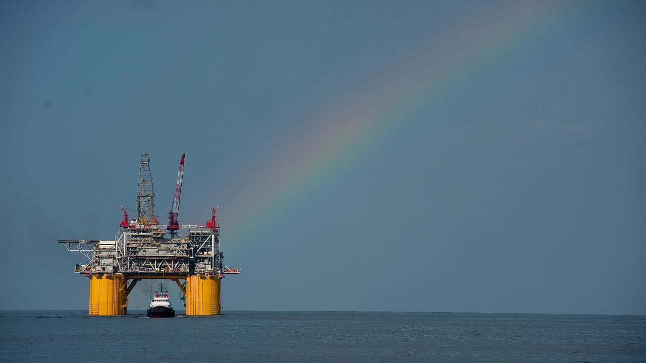 Plataforma Mars B en el Golfo de México, con un arco iris detrás