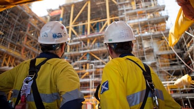Dos empleados observando una plataforma en construcción
