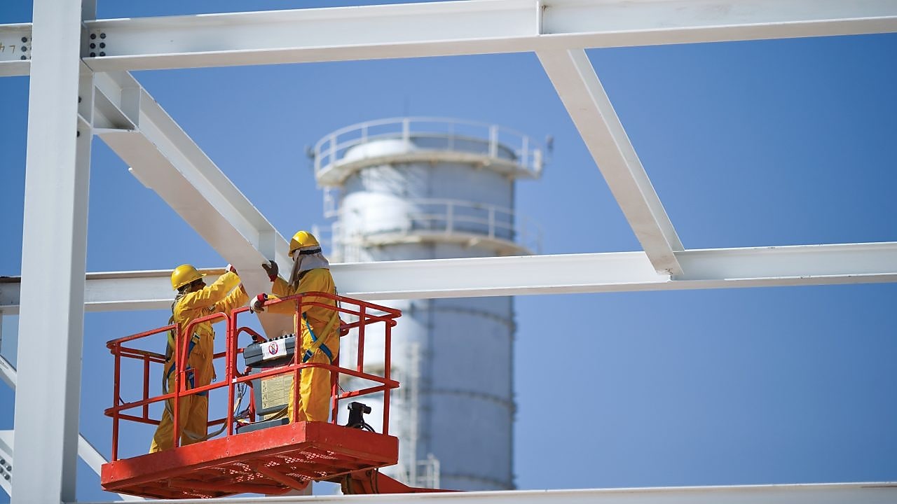 Hombres trabajando en una plataforma aérea