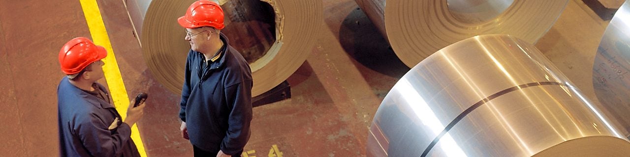 Hombres trabajando en ambiente industrial