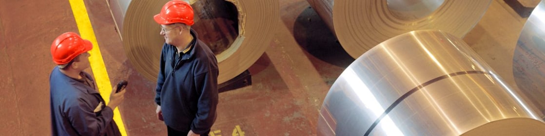 Hombres trabajando en ambiente industrial