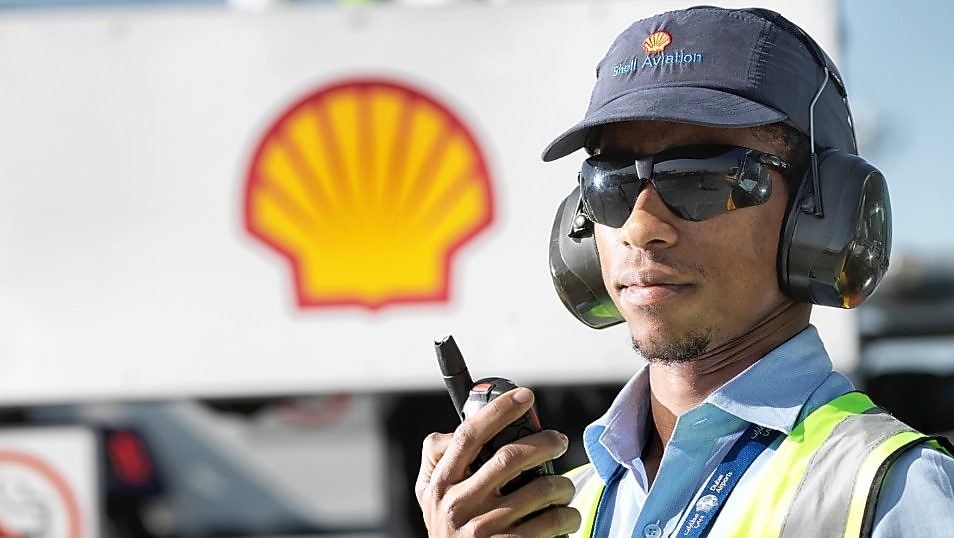 Hombres trabajando el el equipo de Shell Aviación