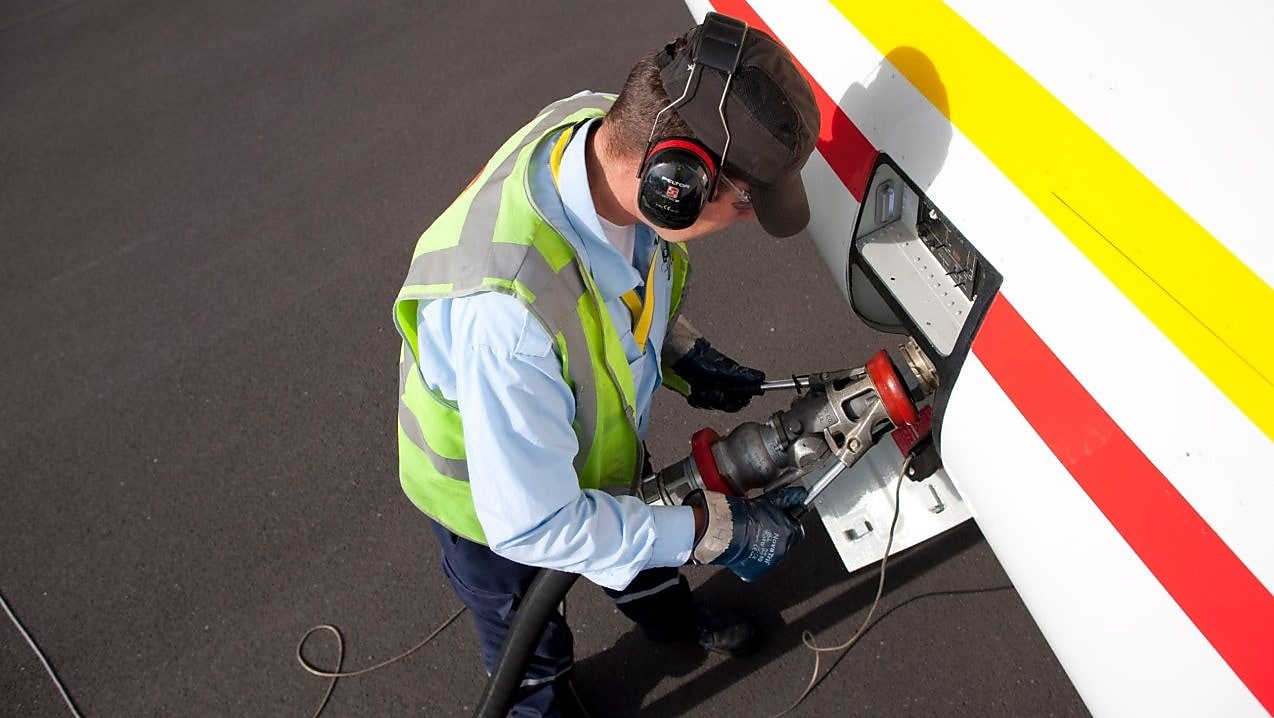 Camión de Shell cargando avión