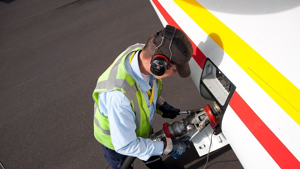 Operador cargando un avión
