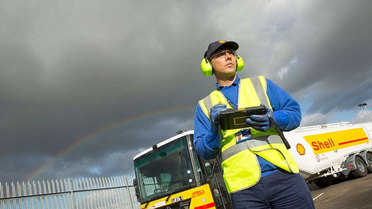 Operador cerca de un camión de combustible