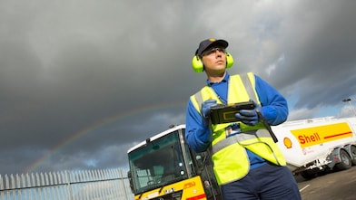 Operador cerca de un camión de combustible