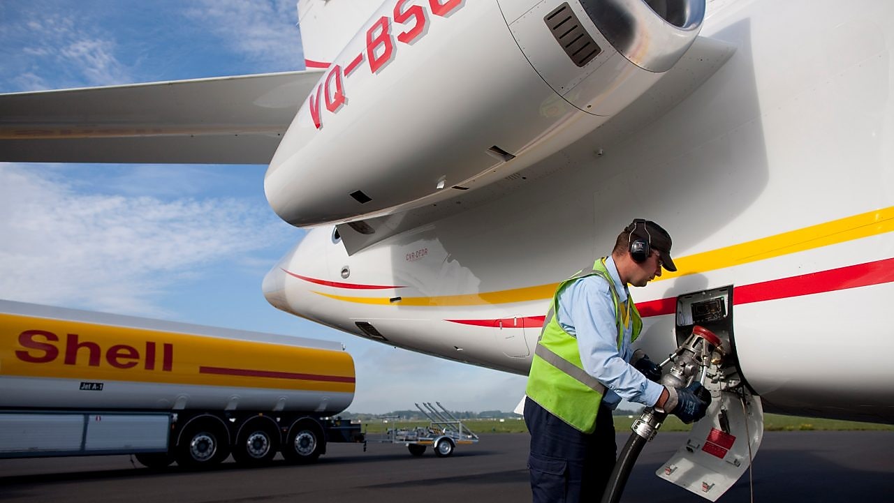 Operador cargando un avión