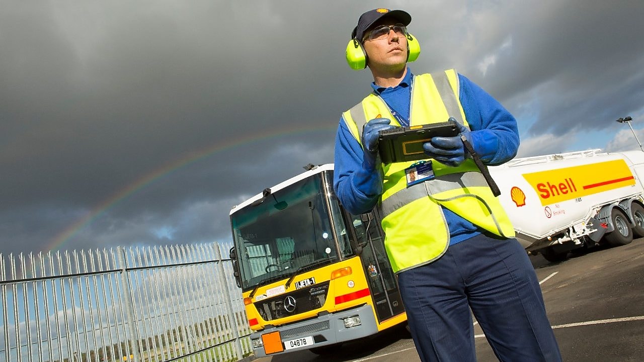 Operador cerca de un camión de combustible