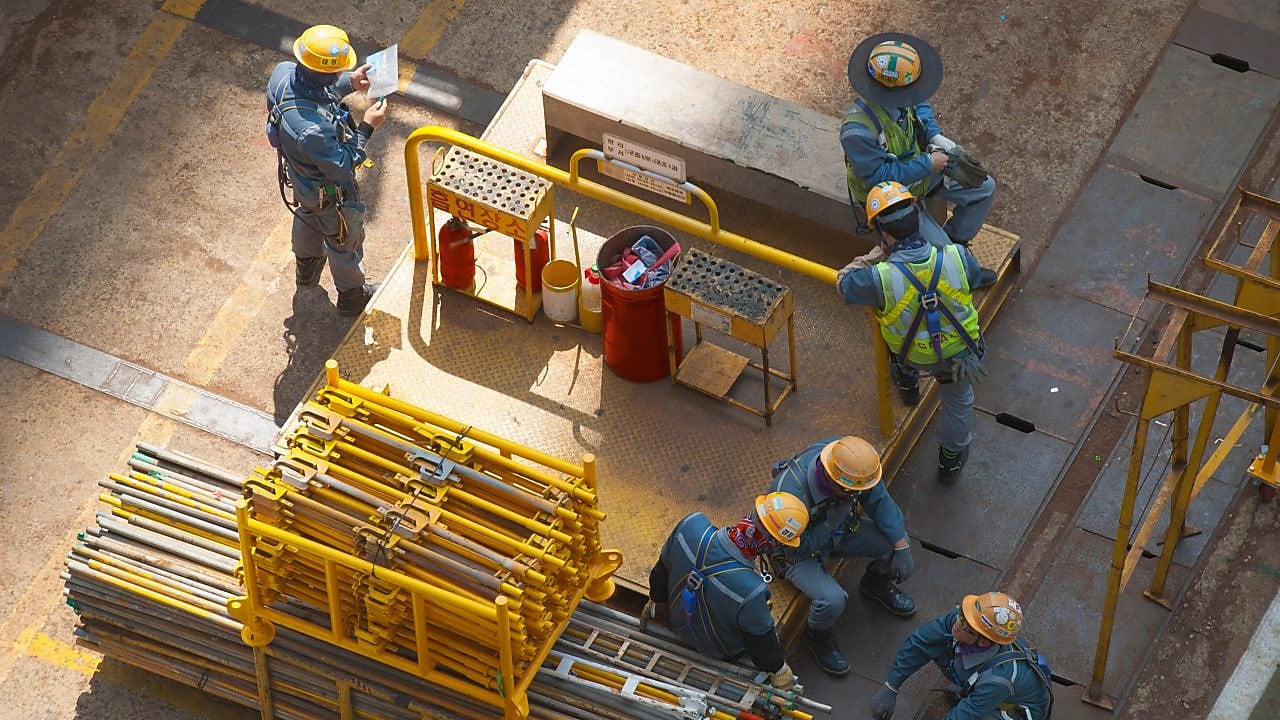 Excavadora trabajando en el campo, construcción