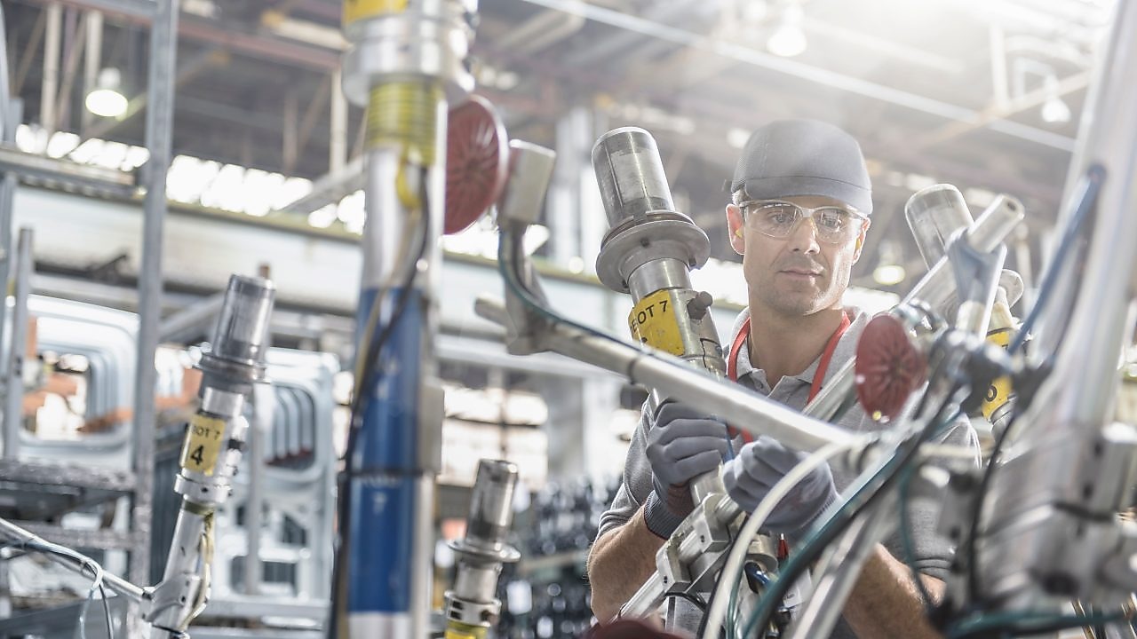 Ingeniero trabajando con lubricantes Shell