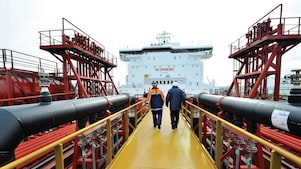 Empleado de Shell caminando en un barco petrolero