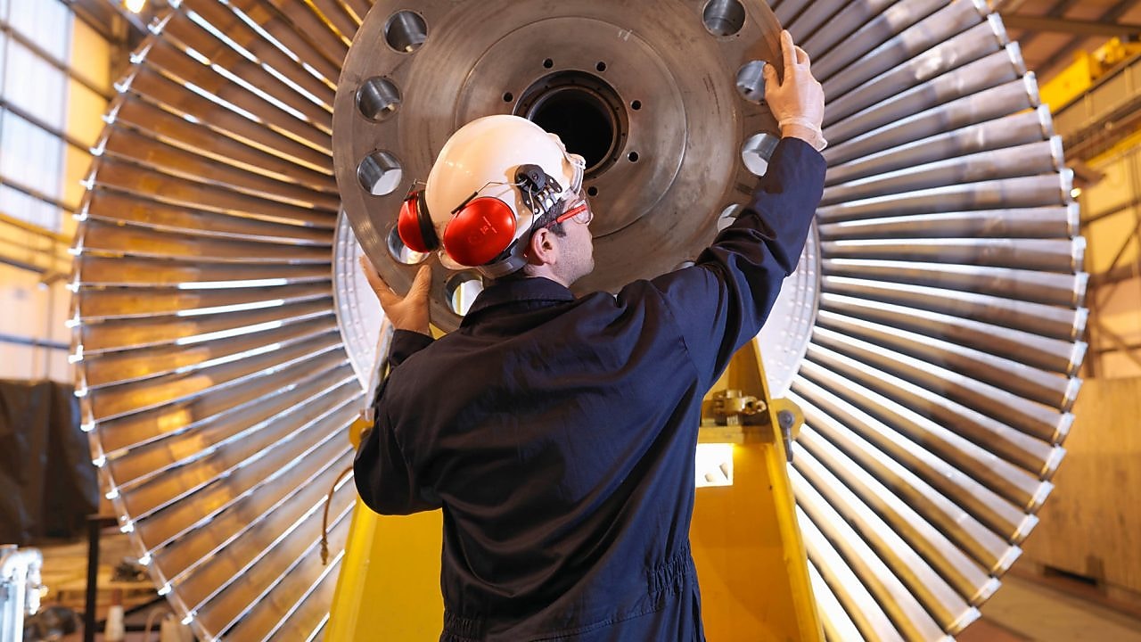 hombre calibrando un ventilador