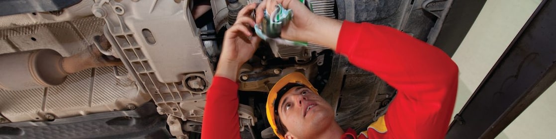 empleado ensamblando piezas en un auto