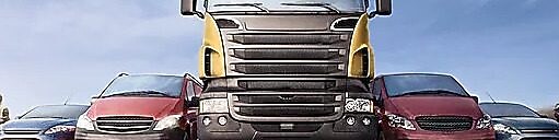 Motocicletas, autos y camiones en la ruta