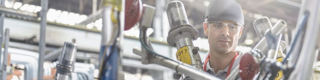 Ingeniero trabajando con lubricantes Shell 