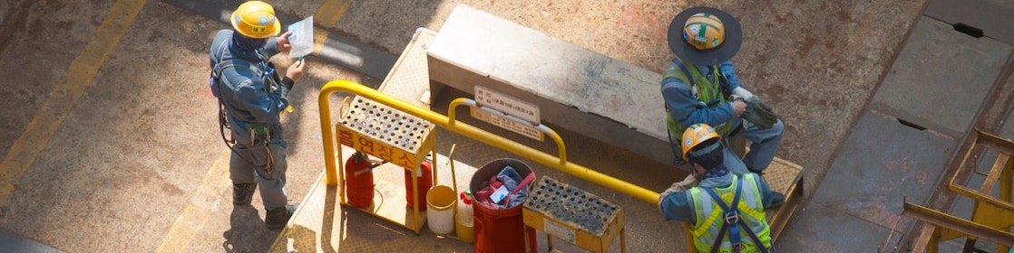 Ingenieros trabajando en una obra