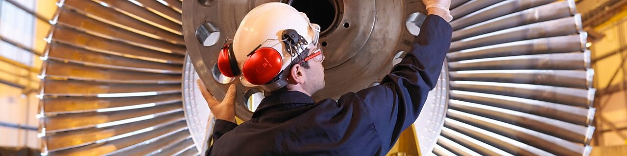 hombre calibrando un ventilador
