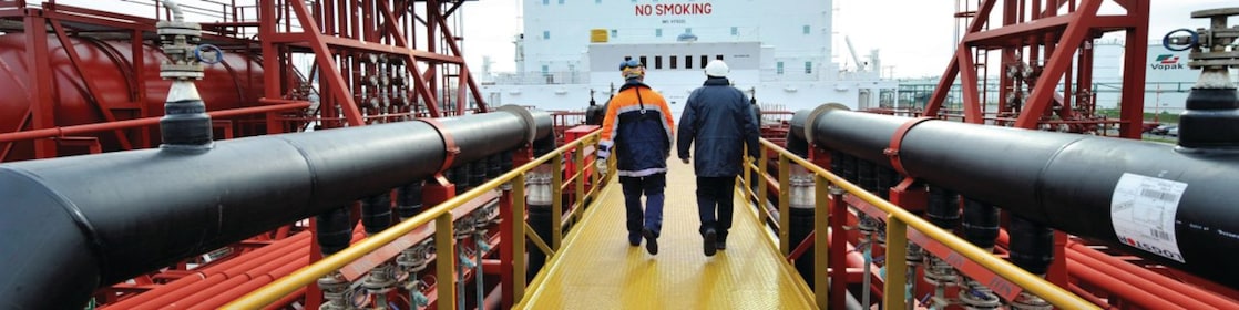 Empleado de Shell caminando en un barco petrolero