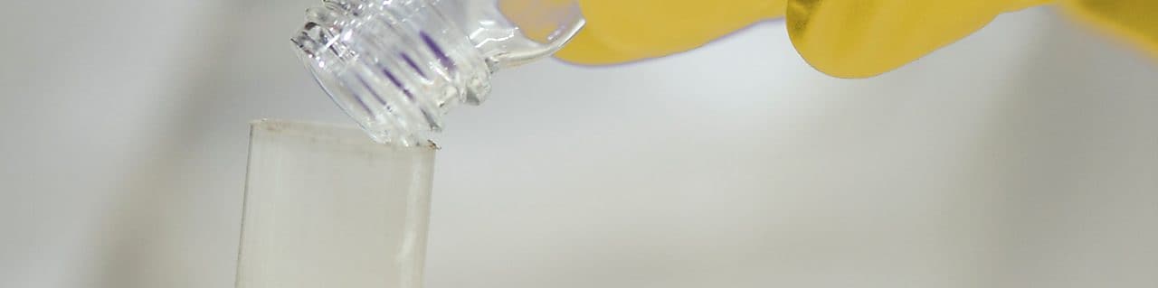 Un científico de Shell vierte líquido en un embudo de plástico en un laboratorio