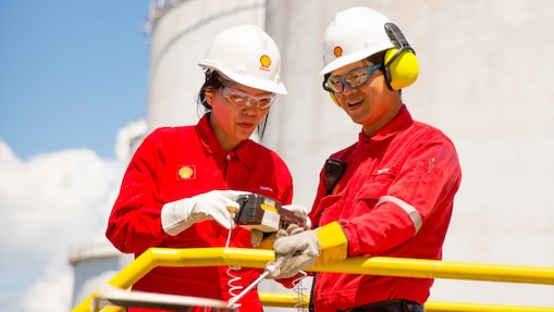 trabajador con un casco trabajando