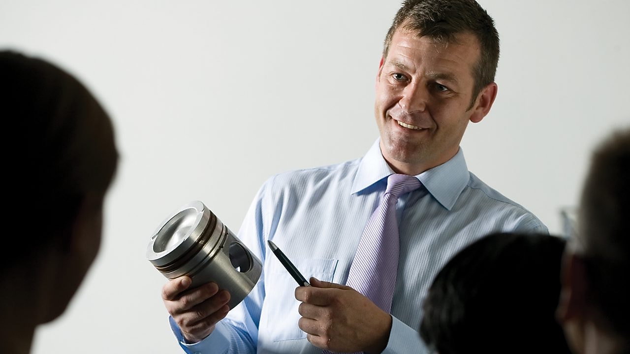 hombre haciendo una presentación en una reunión
