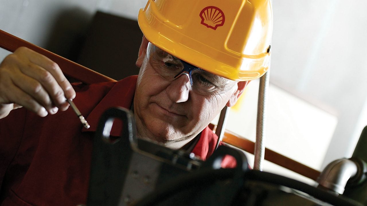 trabajador de shell con su casco