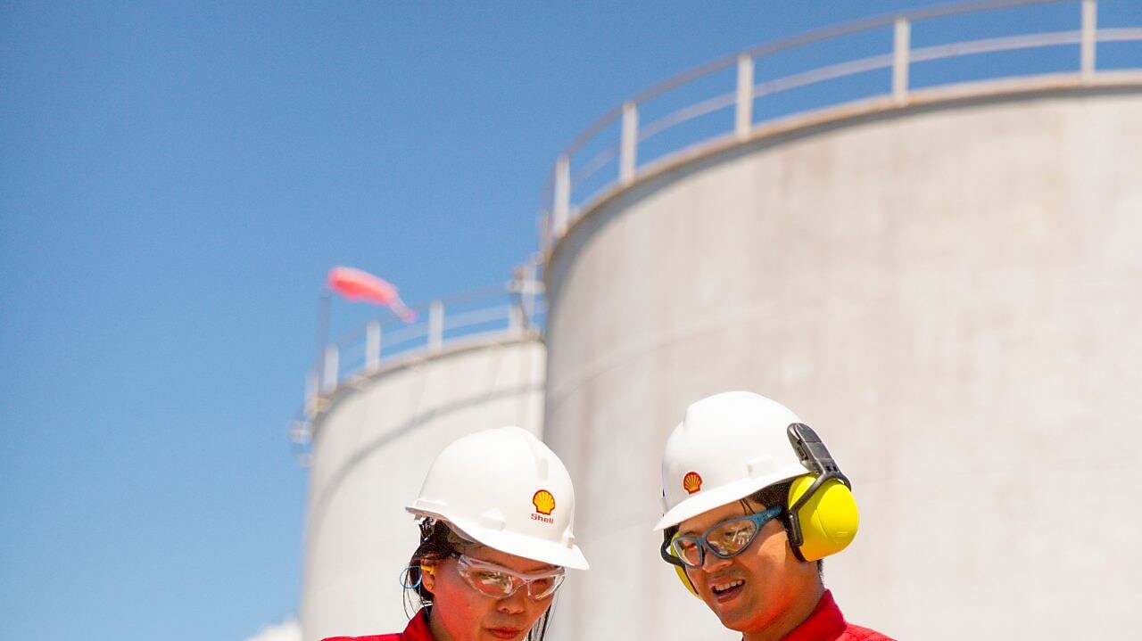 trabajador con un casco trabajando