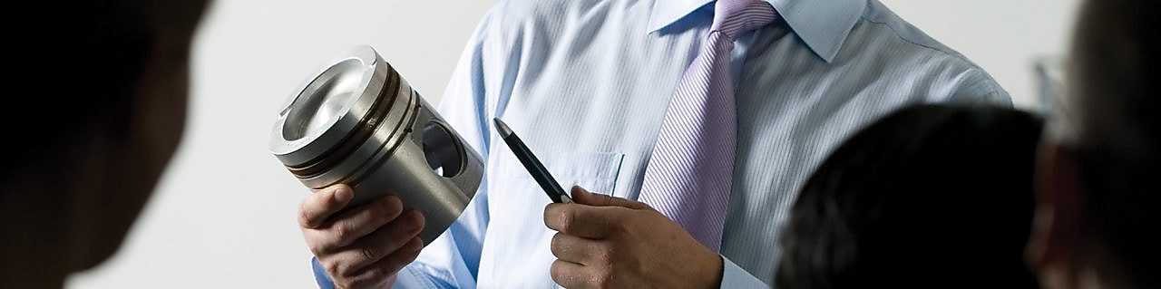 hombre haciendo una presentación en una reunión