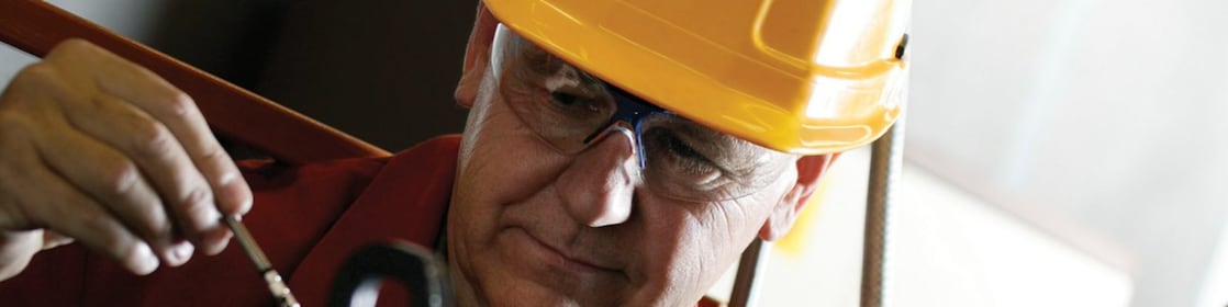 trabajador de shell con su casco